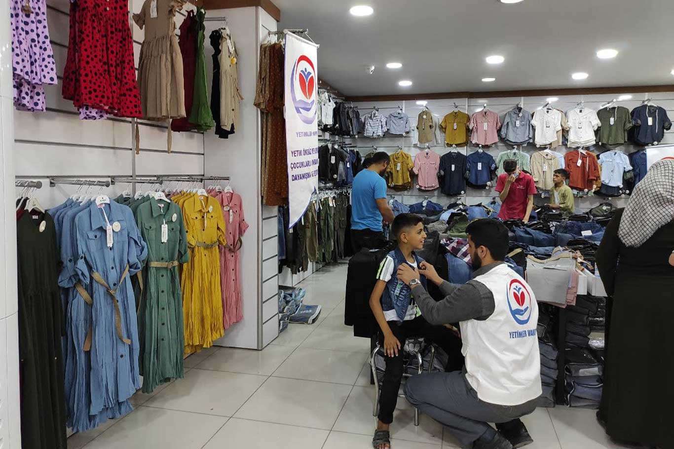 Yetimler Vakfı Silvan'da onlarca yetim çocuğu giydirdi Yetimler Vakfı Silvan'da onlarca yetim çocuğu giydirdi